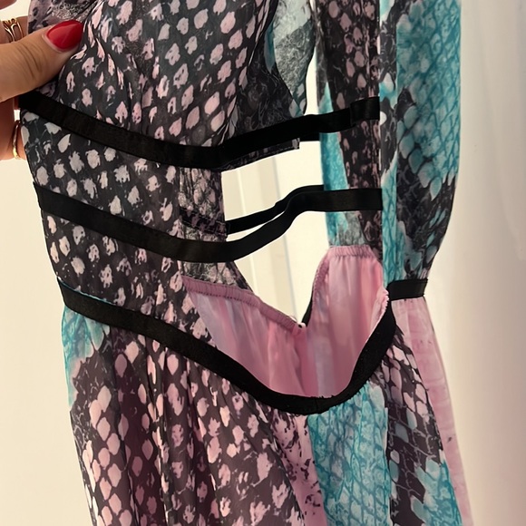 Maxi GUESS dress with cut outs - Picture 3 of 5